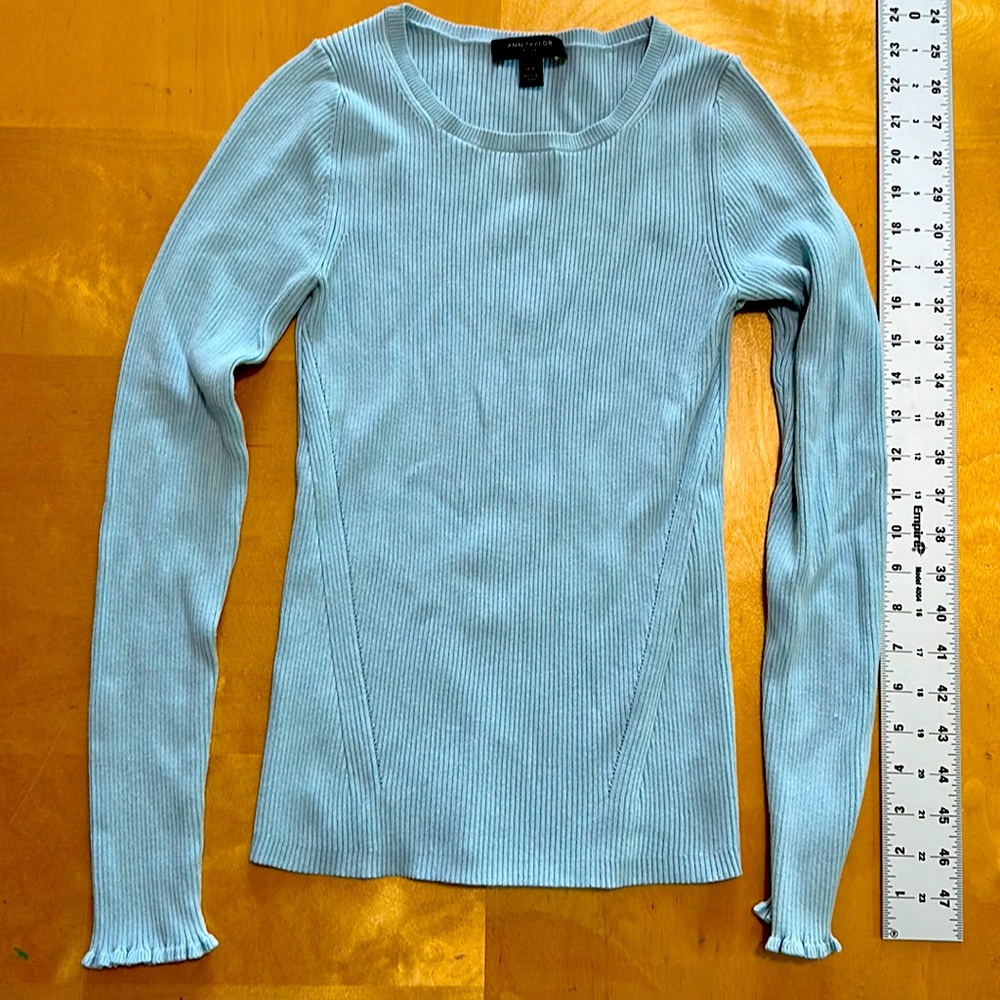 Perfect for Spring! Ann Taylor Petite XS ribbed blue sweater w/beautiful details
